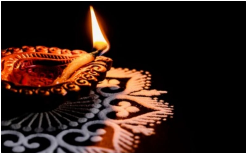 বাড়ির যেখানে জলের ব্যবস্থা রয়েছে, সেখানে অথবা কলতলা বা স্নানঘরের সামনে একটি প্রদীপ দিতে হবে। 