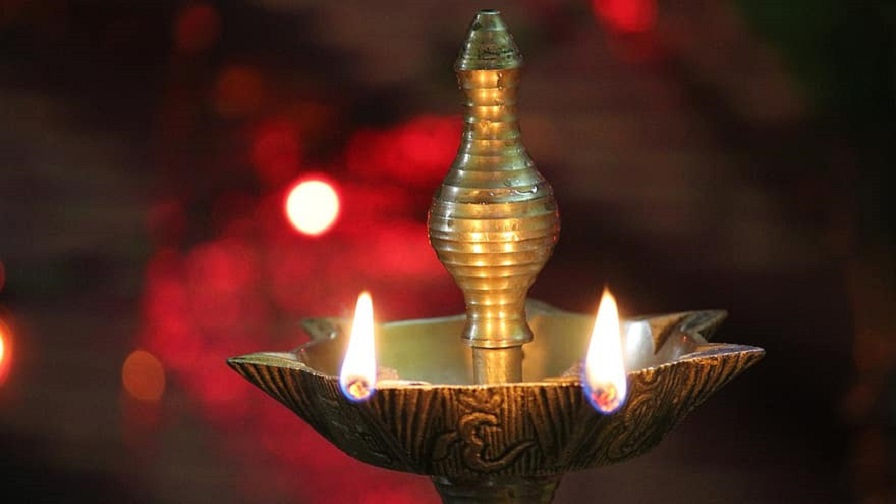 বাড়ির দক্ষিণ দিকে একটি প্রদীপ রাখুন। 