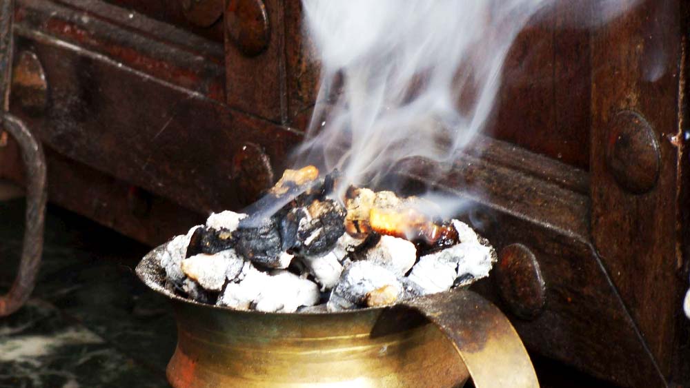 তাতে অবশ্য দিন সৈন্ধব লবন, নিমপাতা, কালো সর্ষে, লবঙ্গ এবং কর্পূর।  (এই প্রতিবেদনটি ‘আনন্দ উৎসব’ ফিচারের একটি অংশ।)