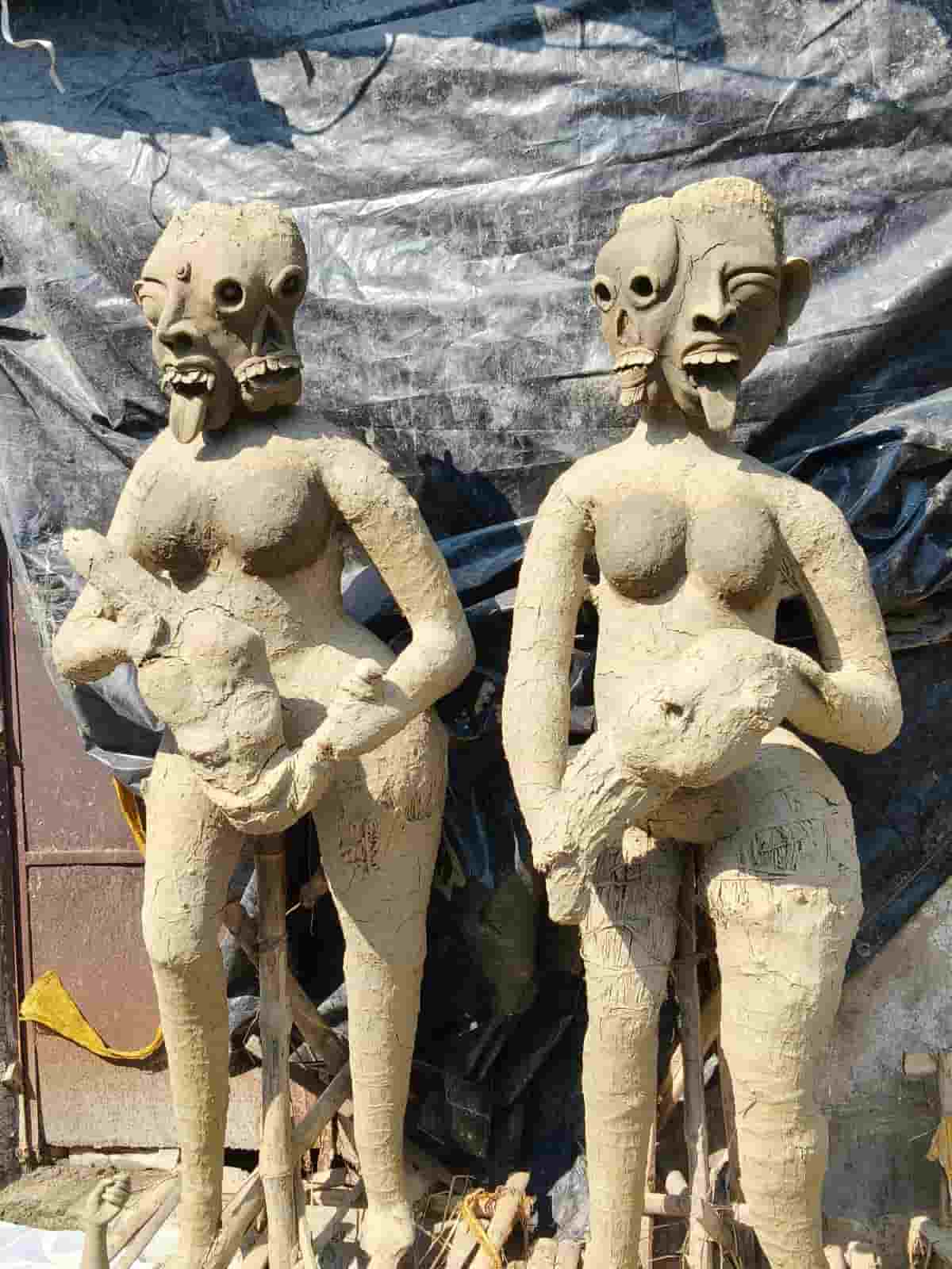 একই দেহে দুই মাথা! এমন অদ্ভুত দর্শনা দুই রমণী কিন্তু কারও ক্ষতি করছেন না। বরং তুমুল কোলাহলের মাঝেই দিব্যি দাঁড়িয়ে রোদ পোহাতে ব্যস্ত। 