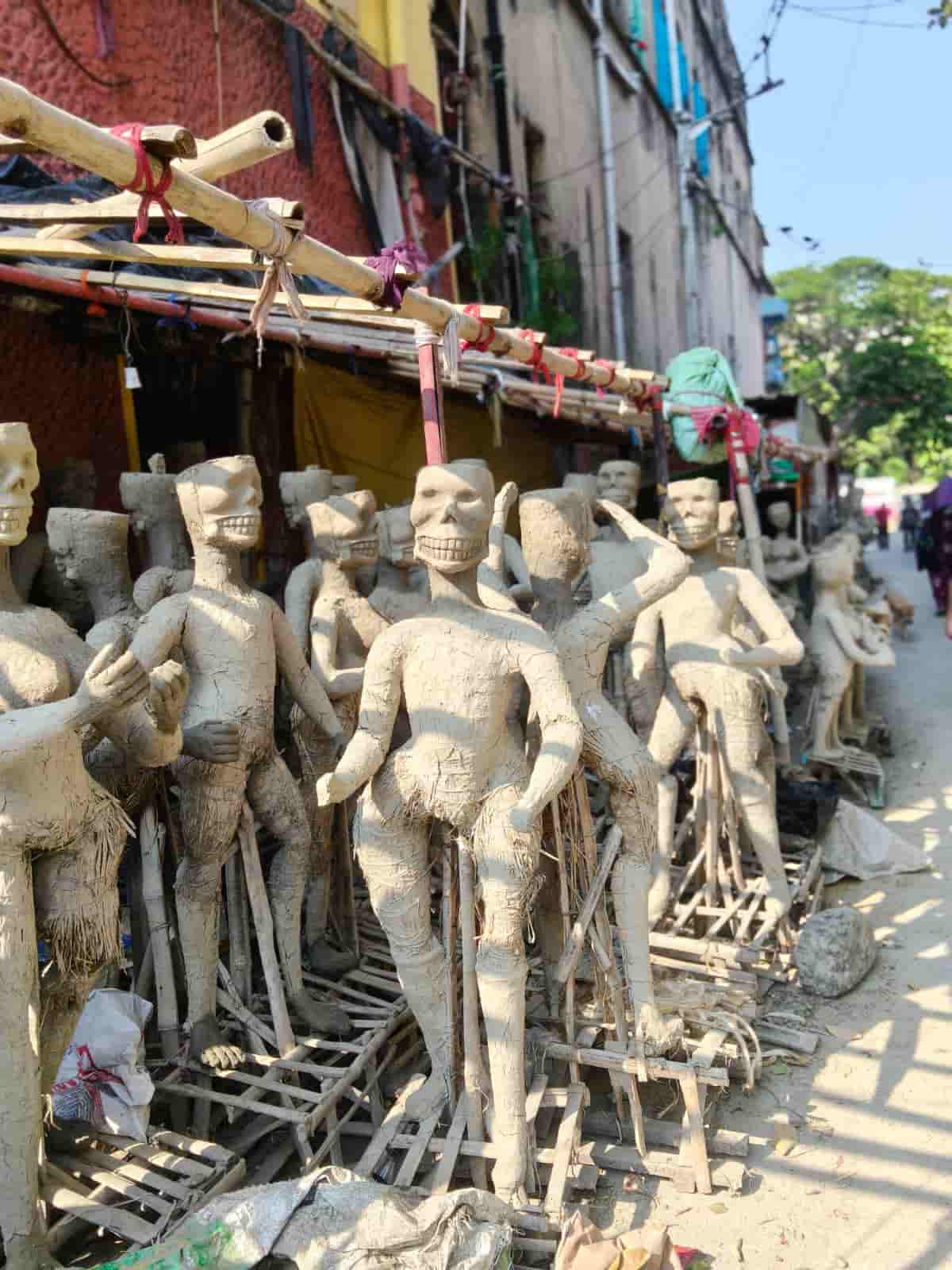  আহা ভূত, বাহা ভূত/ কিবা ভূত, কিম্ভূত/ বাবা ভূত, ছানা ভূত/ খোঁড়া ভূত, কানা ভূত/ কাঁচা ভূত, পাকা ভূত/ সোজা ভূত, বাঁকা ভূত/ রোগা ভূত, মোটা ভূত/ আধা ভূত, গোটা ভূত… কতই না বাহার। 