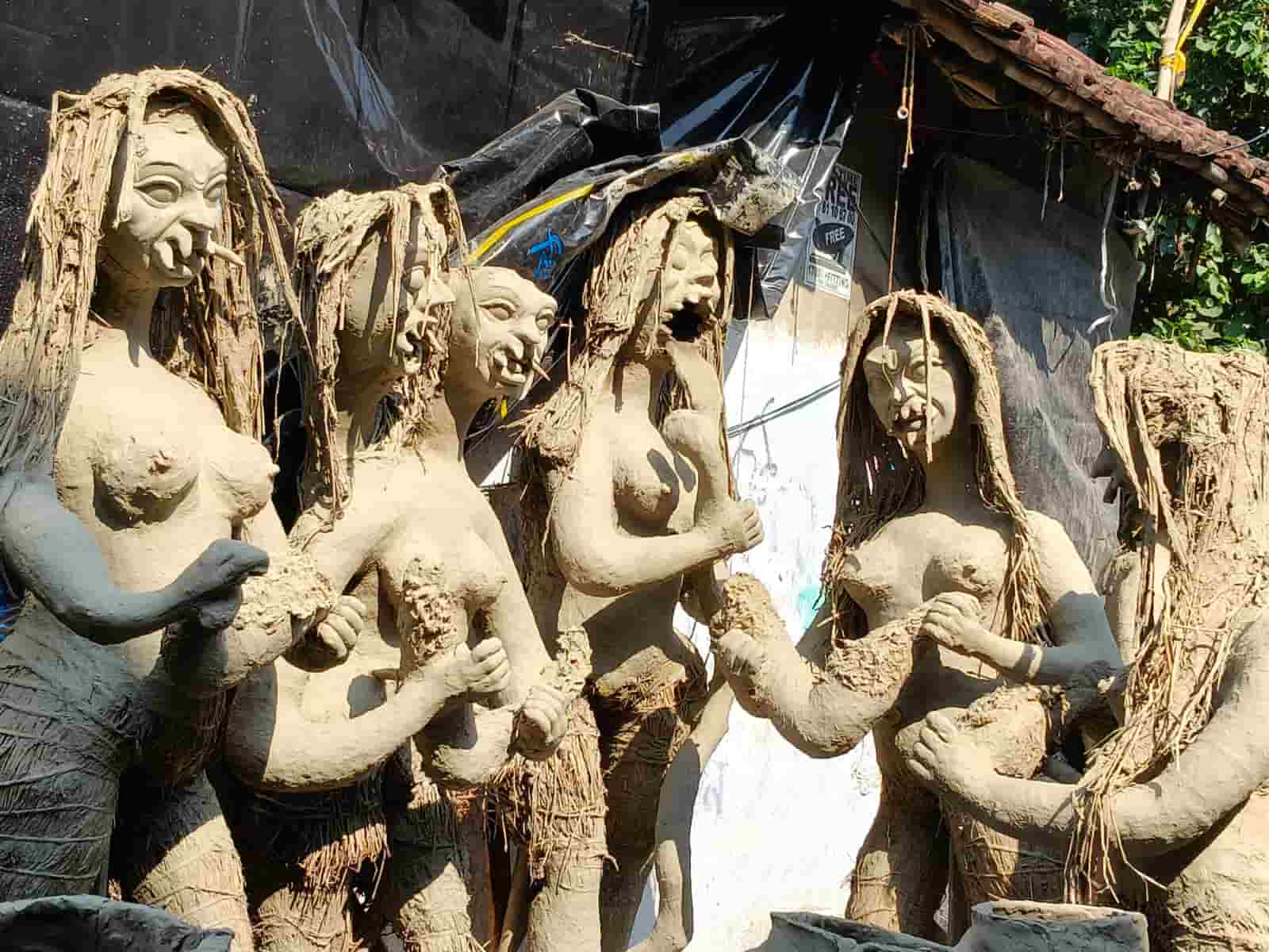 এই মহিলামণ্ডলীতে যে কী পরামর্শ চলছে, তা তেনারাই জানেন! 