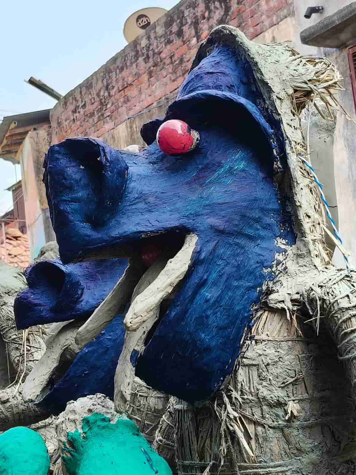  গত জন্মে মানুষ ছিল নাকি জন্তু, তাঁকে দেখে বোঝার উপায় নেই। কাছে যেতেই ফিসফিস করে বলে উঠল, “লম্বা নাক থাকলেও কারও সাতে পাঁচে নাক গলানোর স্বভাব নেই বাপু!” 