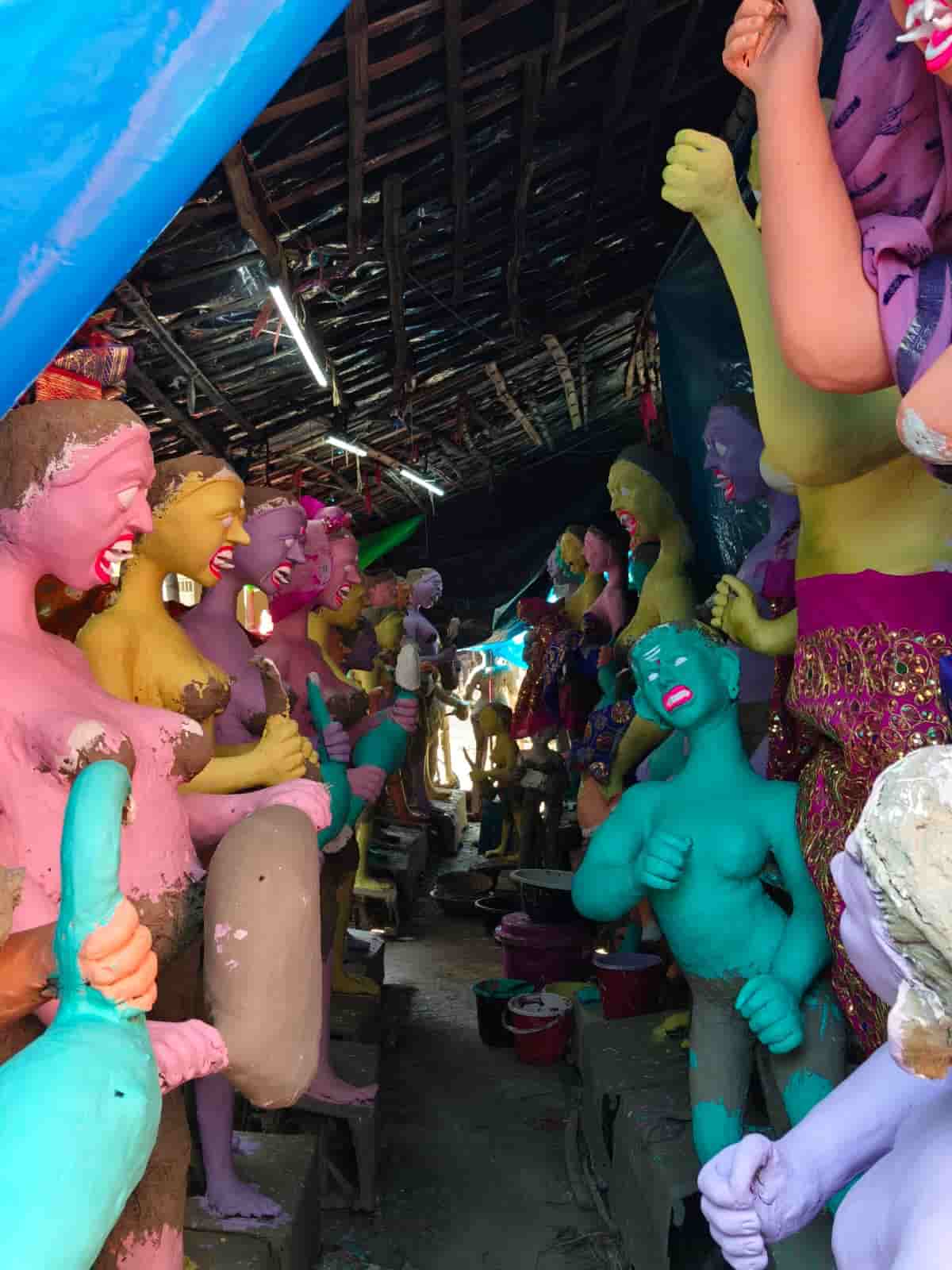  পর্দা সরিয়ে এক বার উঁকি দিতেই দেখা মিলল তাঁদের। কেবল গোলাপি কেন, রয়েছে হলুদ, সবুজ এমনকী বেগুনি রঙেরও ভূত। 