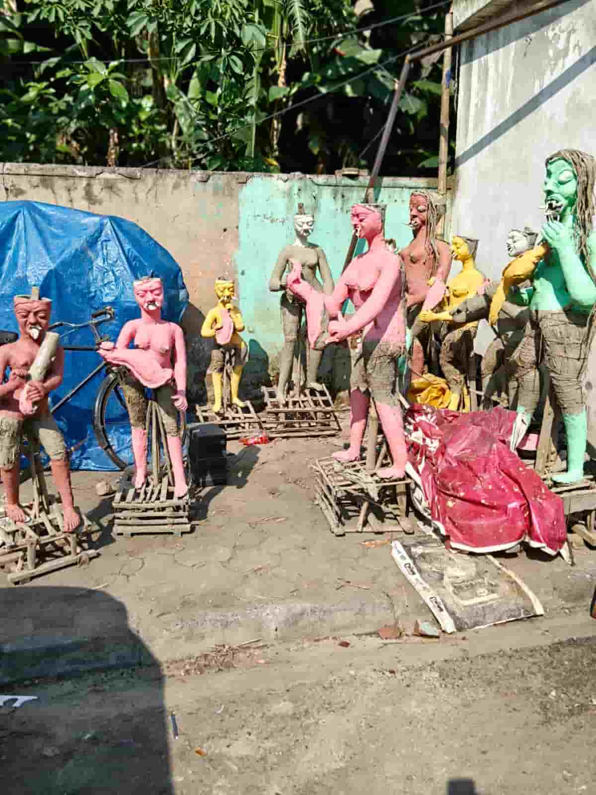  রাস্তার ধারে বেশ ভালই জমেছে খাস ভুতুড়ে আড্ডা!