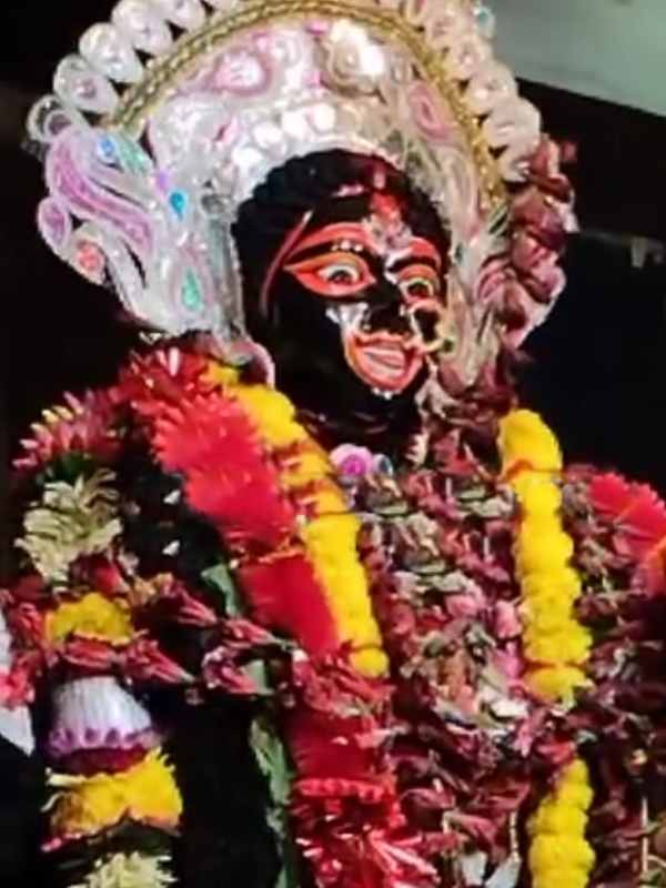  ‘মা’ হাসছেন। স্মিত হাসি নয়। মুখ খোলা। বেশ জোরে হাসলে যেমন মুখ খুলে যায়। স্পষ্ট দেখা যায় দাঁত, জিভ। এ প্রতিমারও তেমন। 