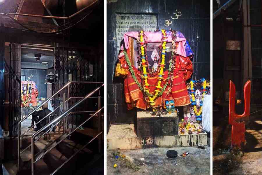 নিমতলা শ্মশানকালীর মন্দির। (মাঝে) মেঝেতে পড়ে কয়েক দিনের ধুপের ছাই, শুকনো ফুলের পাপড়ি, উপরে শ্মশানকালীর ফ্রেমে বাঁধানো ছবি। (ডান দিকে) হাড়িকাঠ।