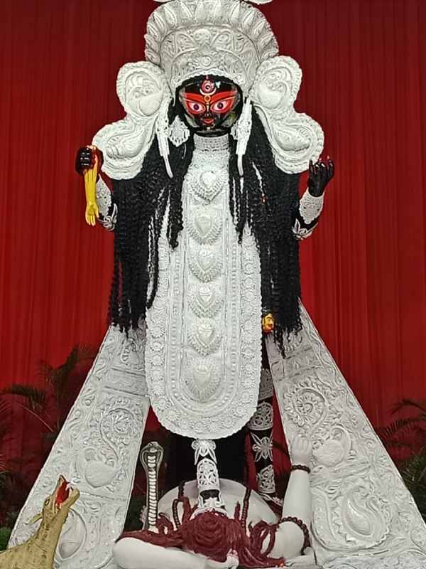 কেওড়াতলা মহাশ্মশানে। এই প্রতিমাও দ্বিভূজা।  জিভ নেই। দেবী শান্তি রূপে পূজিতা হন এখানে।