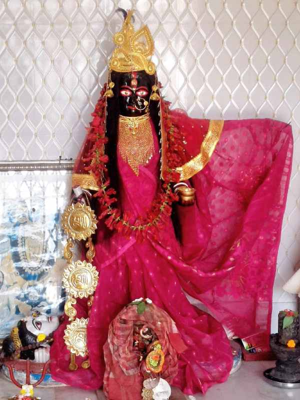 সিরিটির শ্মশানকালী। জিভ দৃশ্যমান নয় এই প্রতিমারও। 