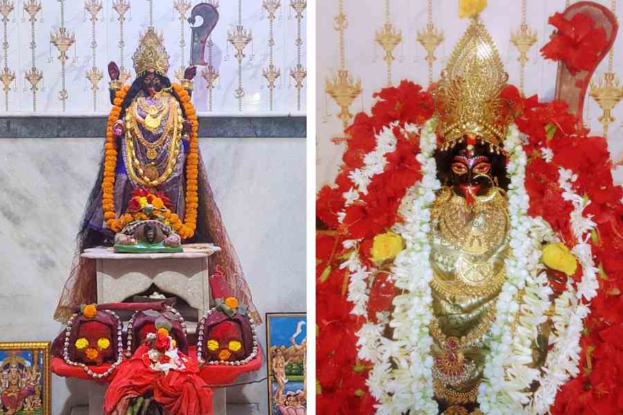 সিরিটির আনন্দময়ী কালী। বাঁ দিকে, মূর্তির নীচে তিনটি নরকরোটি। ডান দিকে, কালীপুজোর দিন সালঙ্কারা প্রতিমা।