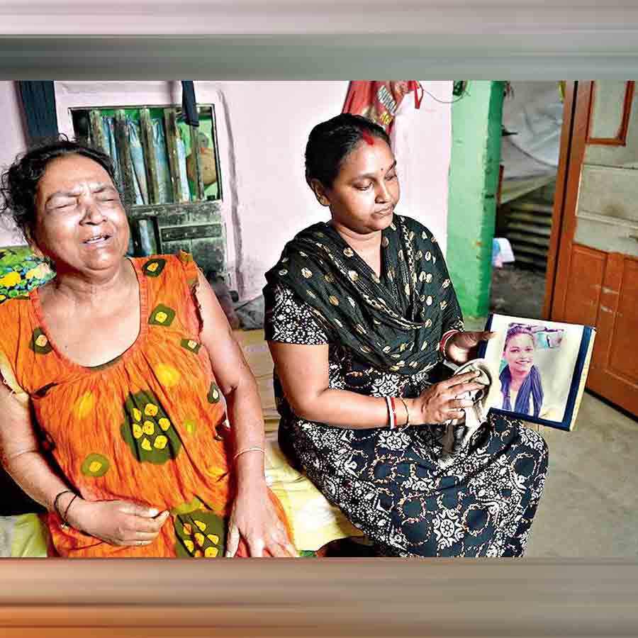 বাজি কারখানায় বিস্ফোরণে মৃত আলো দাসের ছবি হাতে তার শোকার্ত পরিজনেরা। মহেশতলার মণ্ডলপাড়ায়। 