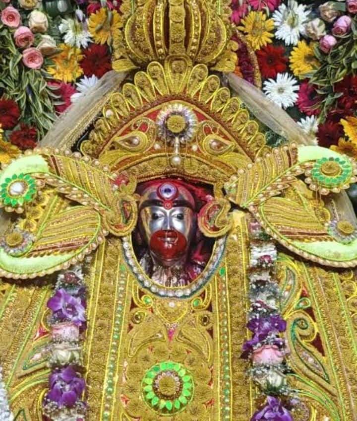 এই সময়ের আগে দেবী সেজে উঠবে সোনার গহনা এবং ডাকের সাজে। 