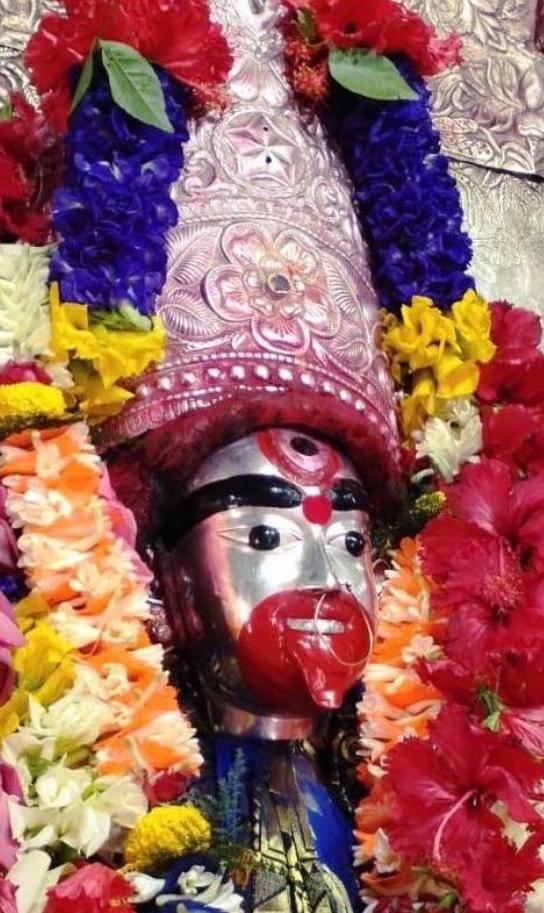 এ দিন দেবীকে বিশেষ ভোগ দেওয়ার রীতি আছে। কী কী থাকে দেবীর ভোগের থালায়? 