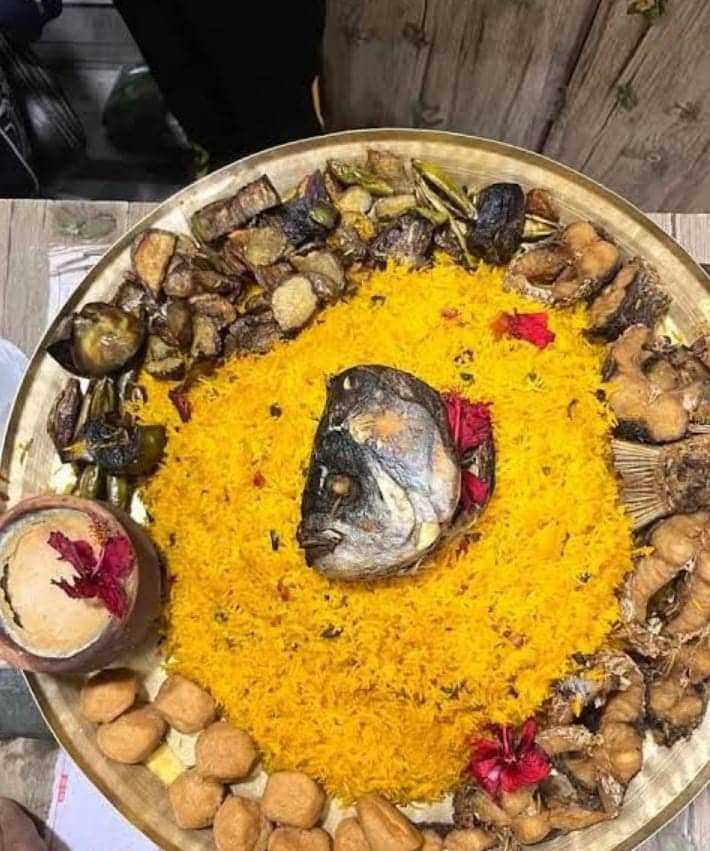 কালীপুজোর দুপুরে দেবীকে ভাত, পোলাও সহ ডাল, পাঁচ রকম ভাজা দেওয়া হয়। থাকে পাঁচ রকমের তরকারি, মাছ। বিশেষ ভোগ হিসেবে থাকে বলির পাঁঠার মাংস, শোল মাছ পোড়া। 