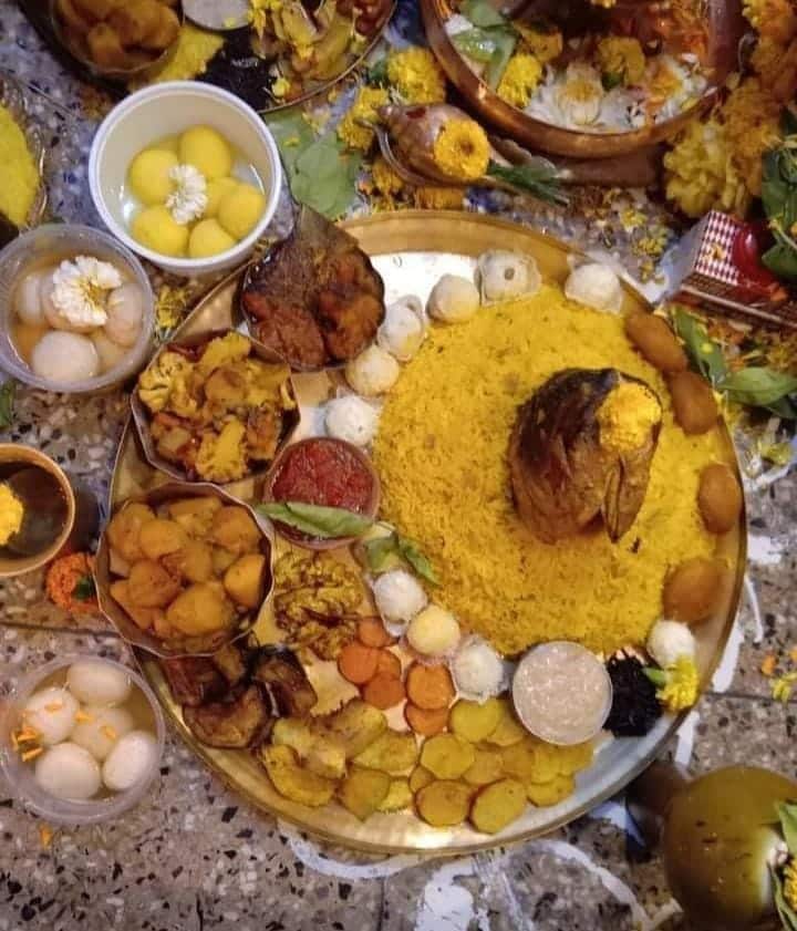 এ ছাড়াও ভোগের থালায় চাটনি, পায়েস, মিষ্টি এবং কারণবারি। 