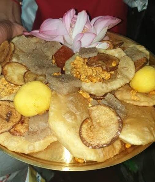 সন্ধ্যায় শীতলভোগে থাকবে লুচি, মিষ্টি, খই, মুড়কি, ইত্যাদি। (এই প্রতিবেদনটি ‘আনন্দ উৎসব’ ফিচারের একটি অংশ)।