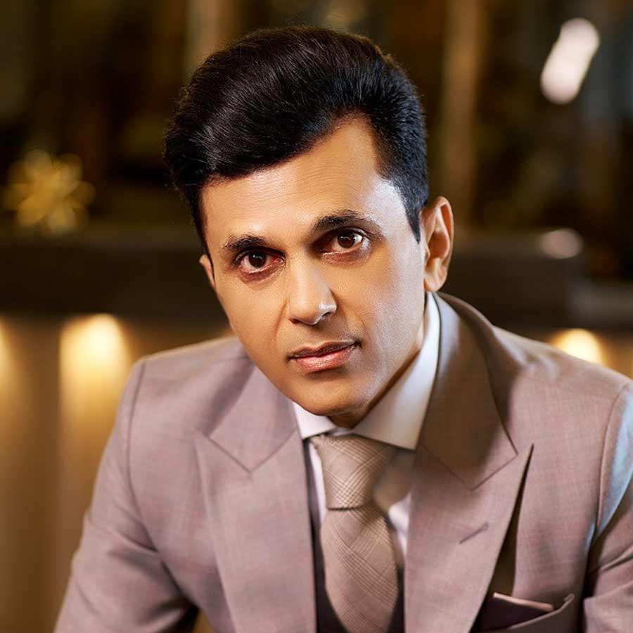 যে বলি অভিনেতার ছবি বার বার দেখে স্বপ্ন দেখার সাহস পেয়েছিলেন, বর্তমানে সম্পত্তির পরিমাণের অঙ্কে সেই অভিনেতাকেই ছাপিয়ে গিয়েছেন ব্যবসায়ী। শুধু তা-ই নয়, মুম্বইয়ের ব্যবসায়ী হিসাবেও বেশ নামডাক রয়েছে আনন্দ পণ্ডিতের।