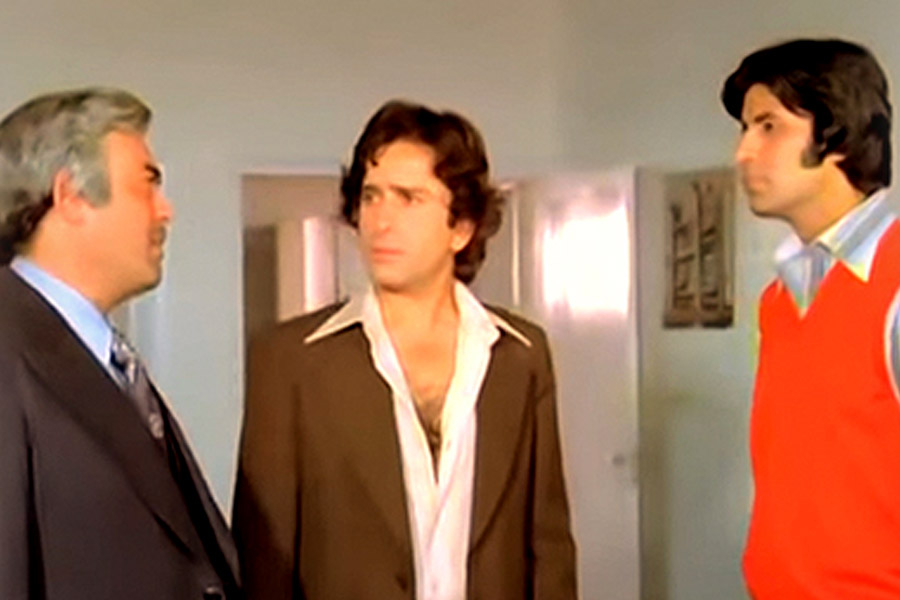 এক পুরনো সাক্ষাৎকারে আনন্দ জানিয়েছিলেন, ‘ত্রিশূল’ মু্ক্তি পাওয়ার পর তিনি প্রেক্ষাগৃহে সিনেমাটি দেখতে গিয়েছিলেন। সিনেমাটি দেখে তাঁর এত ভাল লেগে গিয়েছিল যে, কমপক্ষে ৫০ থেকে ৬০ বার তিনি প্রেক্ষাগৃহে গিয়ে ‘ত্রিশূল’ দেখেছিলেন।