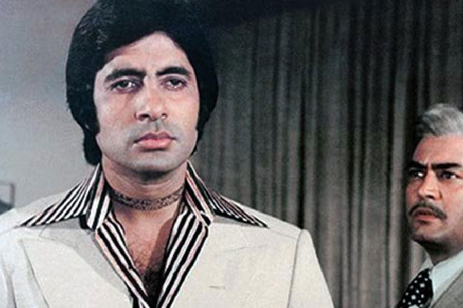 আনন্দ জানিয়েছিলেন, ‘ত্রিশূল’ ছবির চিত্রনাট্যের চেয়েও তাঁকে বেশি অনুপ্রেরণা জুগিয়েছিলেন অমিতাভের অভিনয়। বিজয় চরিত্রটির প্রতি অন্য রকম বিশ্বাসযোগ্যতা জন্মেছিল আনন্দের। ছবিটি ক্রমাগত দেখার পর নিজের কেরিয়ার স্থির করে ফেলেছিলেন আনন্দ।