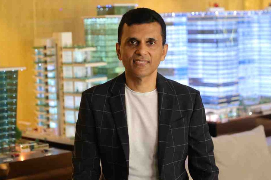 ‘ত্রিশূল’ দেখার পর সব কিছু ছেড়ে মুম্বই চলে গিয়েছিলেন আনন্দ। সেখানে গিয়ে কেরিয়ার গড়ে কোটিপতি হওয়ার স্বপ্ন বুনে ফেলেছিলেন তিনি। সেই স্বপ্ন সত্যিও হয়েছিল তাঁর।