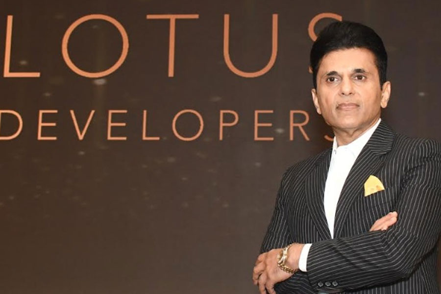 মুম্বইয়ে গিয়ে রিয়্যাল এস্টেটের ব্যবসার সঙ্গে যুক্ত হয়েছিলেন আনন্দ। বর্তমানে তিনি মুম্বইয়ের খ্যাতনামা রিয়্যাল এস্টেট সংস্থার মালিক। সেখান থেকে কোটি কোটি টাকা উপার্জন হয় তাঁর।