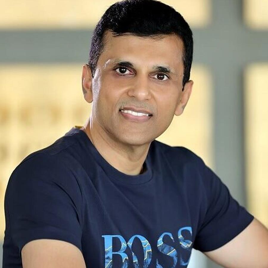 আনন্দের উপার্জনের অন্য একটি সূত্রও রয়েছে। যে হিন্দি ছবি দেখে তিনি অনুপ্রেরণা পেয়েছিলেন, সেই হিন্দি চলচ্চিত্রজগৎ থেকেই রোজগারের সূত্রপাত আনন্দের।