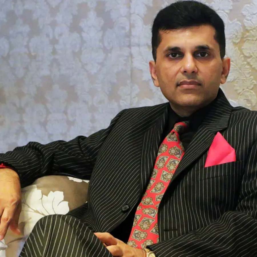 ২০১৫ সালে প্রেক্ষাগৃহে মুক্তি পেয়েছিল ‘প্যার কা পঞ্চনামা ২’। সেই ছবির চলচ্চিত্র পরিবেশক হিসাবে কাজ করেছিলেন আনন্দ। তার পর ধীরে ধীরে বলিপাড়ায় নিজের জায়গা তৈরি করে ফেলেন তিনি।