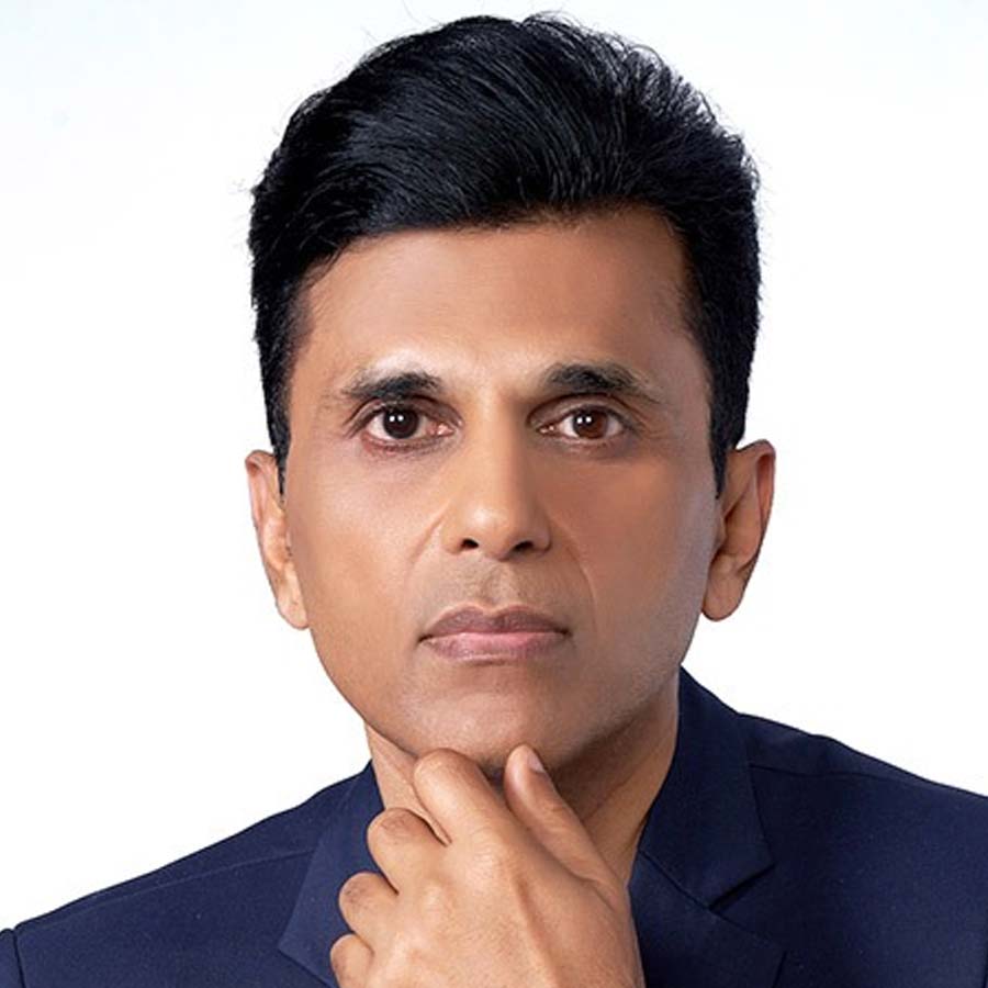 অমিতাভের ছবিতেও কাজ করার সুযোগ পান আনন্দ। অমিতাভ অভিনীত ‘সরকার ৩’ এবং ‘চেহরে’ নামের দু’টি হিন্দি ছবি প্রযোজনা করেছেন আনন্দ।