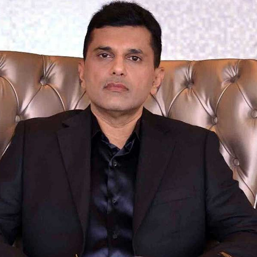 সম্পত্তির তুলনায় অবশ্য অমিতাভকে টপকে গিয়েছেন আনন্দ। বলিপাড়া সূত্রে খবর, আনন্দের সম্পত্তির পরিমাণ ‘বিগ বি’র সম্পত্তির পাঁচ গুণ।