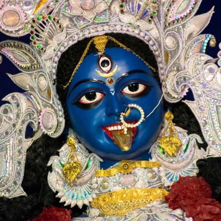 ফাটাকেষ্ট কালীপুজো - তিলোত্তমার এক ঐতিহ্য: এটি কলকাতার অন্যতম বিখ্যাত কালীপুজো। এর জাঁকজমক সারা শহরে সুপরিচিত। প্রতি বছর হাজার হাজার ভক্তের ভিড় হয় এখানে। ২০২৫ সালেও কালীপুজো উপলক্ষে বিরাট আয়োজন করা হয়েছে। 