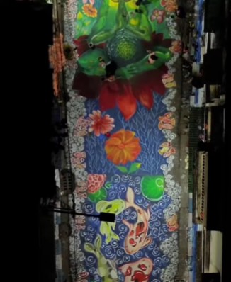 প্রধান আকর্ষণ - রাস্তার বুকে সুবিশাল আলপনা: এ বছর এই পুজোর অন্যতম প্রধান আকর্ষণ হল সুবিশাল আলপনা! পুজো মণ্ডপের সামনে রাস্তা জুড়ে আঁকা হয়েছে এই শিল্পকর্ম। এটি একটি রঙিন এবং চোখ ধাঁধানো পরিবেশনা! আলপনাটি দেখতে দূর-দূরান্ত থেকে মানুষ আসতে শুরু করে দিয়েছে। 