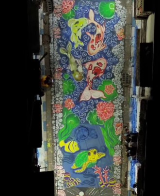 ক্যানভাস যখন গোটা রাস্তা: এই আলপনাটি আকারে বিশাল। পুরো রাস্তাটিই যেন শিল্পীর ক্যানভাস হয়ে উঠেছে। সুবিশাল এই আলপনা উৎসবের মেজাজ বহুগুণ বাড়িয়ে দিয়েছে!