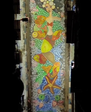 রঙের ছটায় প্রাণবন্ত আলপনা: এই আলপনায় ব্যবহার করা হয়েছে উজ্জ্বল সব রং! লাল, হলুদ, সবুজ, নীল — নানা রঙের রয়েছে ছিল এতে। এই রঙিন আলপনা সকলের মন ছুঁয়ে যাচ্ছে। পথচারীরা মুগ্ধ হয়ে এই শিল্পকর্ম দেখছেন। 