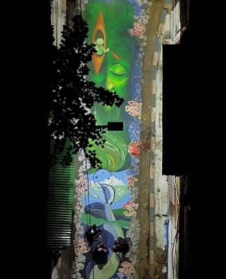 অক্লান্ত পরিশ্রমে শিল্প সৃষ্টি: এক দল শিল্পী মিলে এই আলপনাটি তৈরি করেছেন। দিনের পর দিন চলেছে তাঁদের কাজ। রাস্তার বুকে এমন কাজ সত্যিই কঠিন। তাঁদের কঠোর পরিশ্রমে এই রঙিন শিল্প ফুটে উঠেছে।