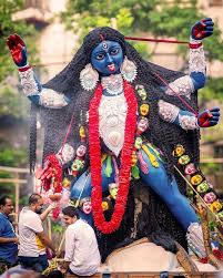 ডনের শুরু করা পুজো: এই পুজো শুরু করেছিলেন কৃষ্ণচন্দ্র দত্ত। তিনি ‘ফাটাকেষ্ট’ নামেই পরিচিত ছিলেন। ১৯৯২ সালে তাঁর মৃত্যুর পর আজও এই পুজো চলছে। এটি কলকাতার কালীপুজোর ইতিহাসে একটি গুরুত্বপূর্ণ স্থান অধিকার করে আছে।