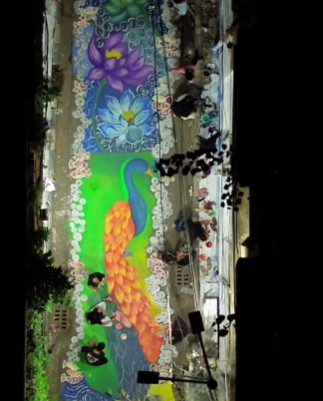 আলো আর শিল্পের মেলবন্ধন: এ বারের পুজো মণ্ডপের সামনে আঁকা আলপনাটি রাতে আরও বেশি উজ্জ্বল হয়ে উঠছে। চারপাশের আলোর সঙ্গে এর রং মিশে এক জাদুকরী পরিবেশ তৈরি করছে যেন! এই দৃশ্য দেখতে রাতেও ভিড় হচ্ছে চোখে পড়ার মতো। পুরো এলাকাটিই যেন উৎসবের রঙে সেজে উঠেছে!