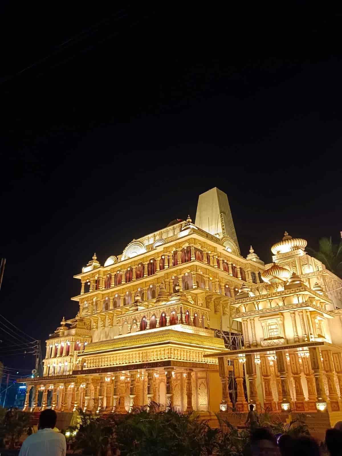 না, এখানে দেবীর মূর্তি ভক্তদের চিরপরিচিত-ই। তবে তিনি বিরাজমান শ্রীকৃষ্ণের দ্বারকায়। 