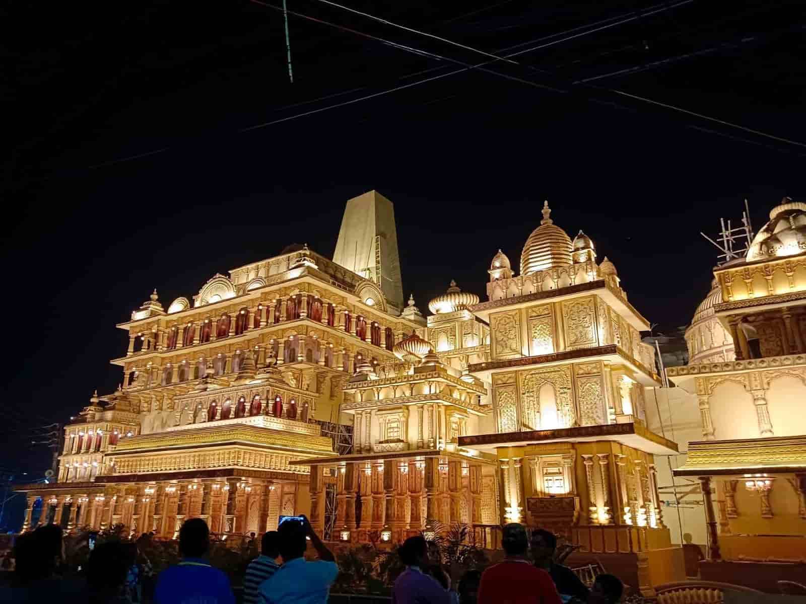 তারই মধ্যে নজর কেড়েছে ‘নবপল্লি আমরা সবাই’-এর পুজো। 