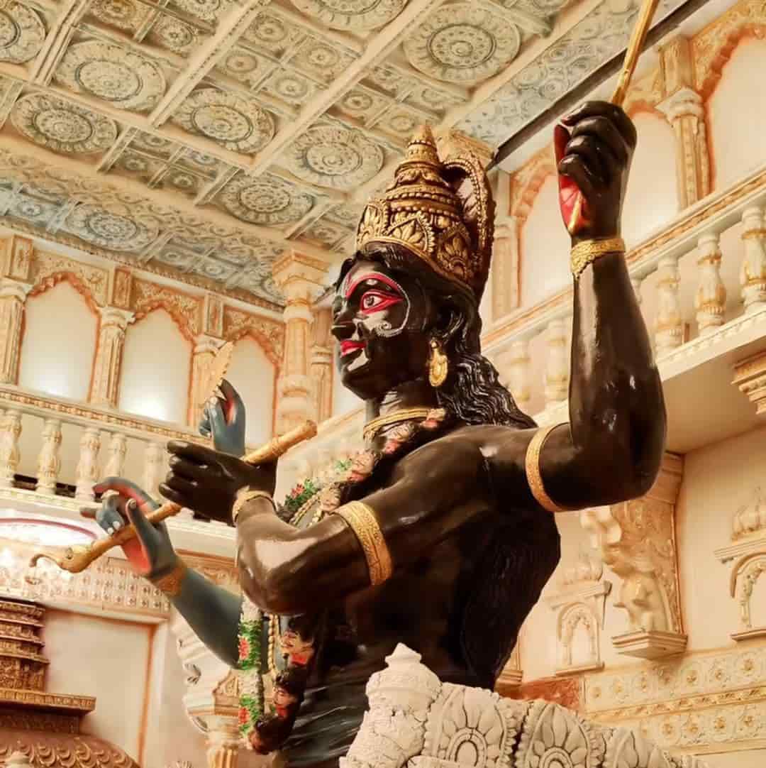 পৌরাণিক আবহ তৈরি করতে তেমন ভাবেই ব্যবস্থা করা হয়েছে বিশেষ আলো এবং মণ্ডপসজ্জার। 