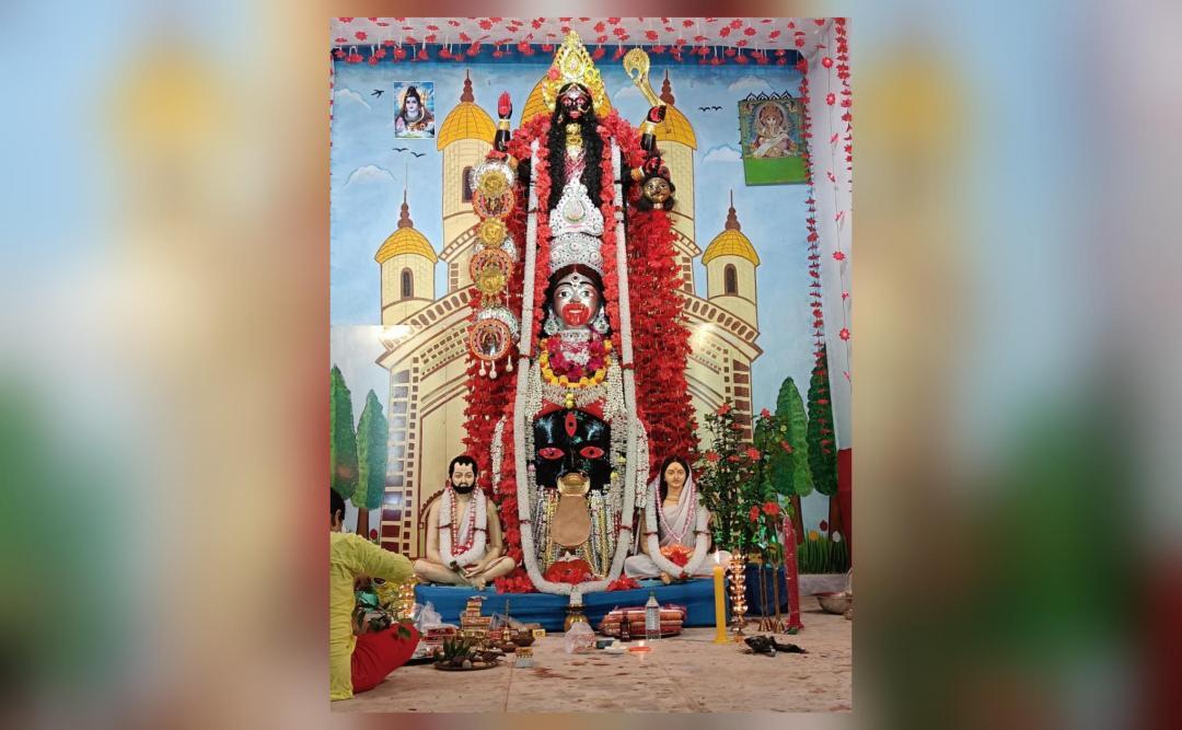  কালীর চার বোন রূপে আরাধনা: আমাদপুর গ্রামের প্রধান আকর্ষণ হল 'কালীর চার বোন' রূপ! দেবী কালিকা এখানে চার বোন রূপে পূজিতা হন! দেবীর এই রূপগুলি প্রায় ৪০০ বছরের বেশি পুরনো ঐতিহ্য। একই গ্রামে চার বোন রূপে মায়ের এই পুজো বেশ বিরল।