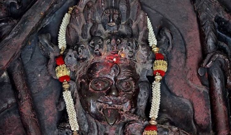 বণিকদের বিশ্বাস ও মা কালীর মাহাত্ম্য: শোনা যায়, দস্যুদের হাত থেকে বাঁচতে বণিকেরা এখানে দেবীর পুজো দিতেন। তাতেই তাঁরা বিপদ থেকে রক্ষা পেতেন! সেই বিশ্বাস থেকেই এখানে কালীপুজোর প্রচলন শুরু। আমাদপুরে দুর্গাপুজোর থেকে কালীপুজোতেই বেশি জাঁকজমক হয়।