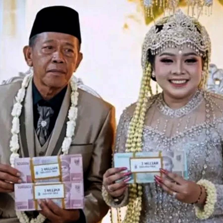 ২৪ বছর বয়সি তরুণী স্ত্রীর সঙ্গে ৭৪-এর বৃদ্ধ।