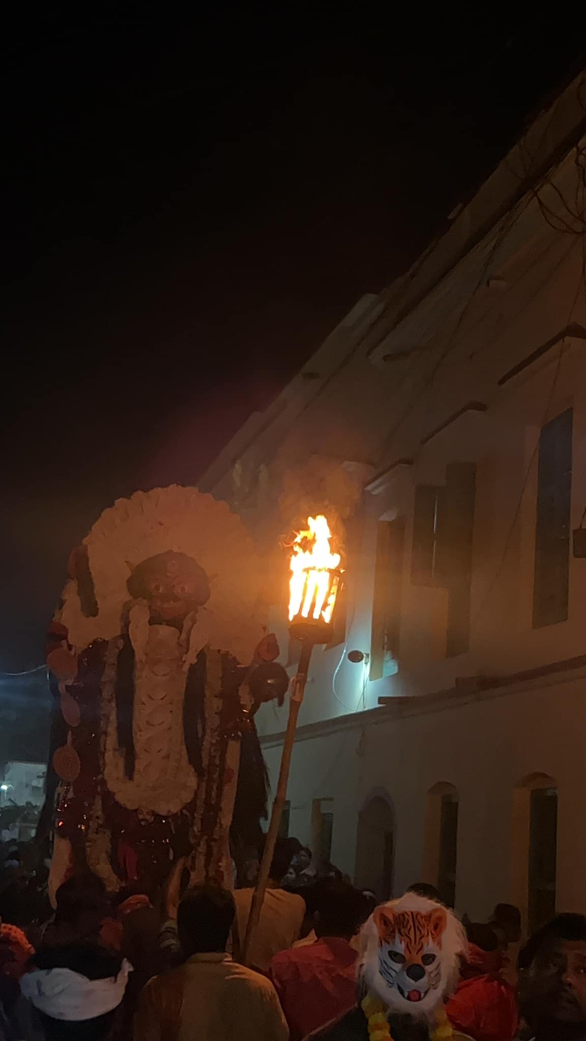 অন্ধকারে 'দেবীর নৃত্য' - মশালের আলোয় 'কালী নাচ': রাত ১২টার পরে গ্রামের সমস্ত আলো নিভিয়ে দেওয়া হয়। শুধুমাত্র মশালের আলোয় চলে শোভাযাত্রা। ঢাক ও কাঁসরের বোলে দেবীকে কাঁধে নিয়ে উদ্দাম নৃত্য করা হয়। ভক্তদের বিশ্বাস, দেবীর মাহাত্ম্যেই এত বড় প্রতিমা নাচে!