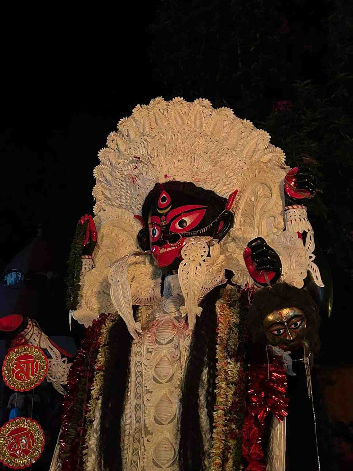 সারা রাত গ্রাম পরিক্রমা: বিসর্জন শোভাযাত্রা শুরু হয় রাত ১২টার পরে। সারা রাত ধরে চার বোন গ্রাম পরিক্রমা করেন। সকালে প্রায় ৭টার দিকে এই প্রক্রিয়া শেষ হয়। দূর-দূরান্ত থেকে মানুষ এই দৃশ্য দেখতে ভিড় করেন।