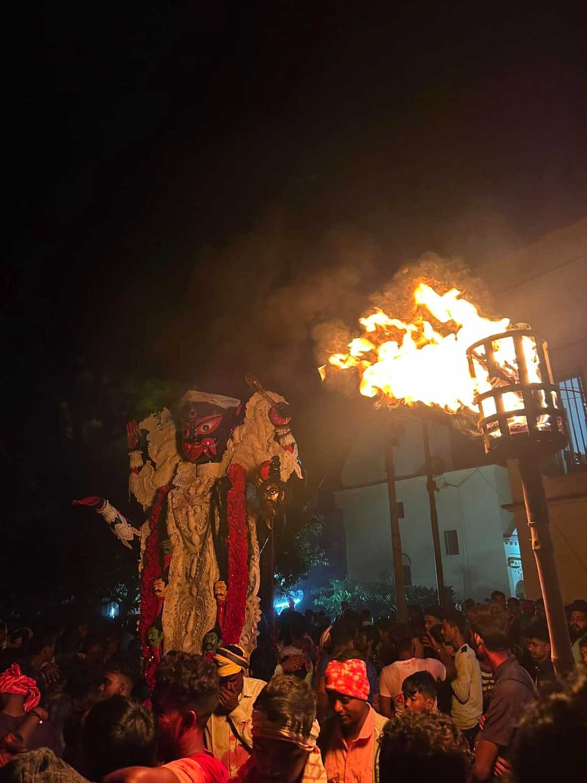 জমিদার পাড়ায় চার বোনের মিলন: বিসর্জনের রাতে চার বোন জমিদার পাড়ায় এসে মিলিত হন। সেখানে বেশ কিছু ক্ষণ ধরে চলে তাঁদের নৃত্য। এই মিলন পর্বটি ভক্তি ও আবেগে ভরা থাকে। এর পরে একে একে দেবীদের ঘাটে নিয়ে যাওয়া হয়।