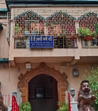 এর জন্য যেতে হবে কলকাতা লাগোয়া উত্তর ২৪ পরগনা জেলার ন'পাড়ার শীতলা মাতা লেনের কাছে, ব্রহ্মময়ী কালী বাড়িতে।