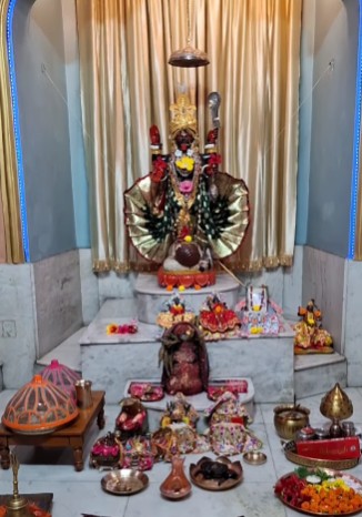 এই মন্দিরে কালী পূজিতা হন ব্রহ্মময়ী রূপে। 