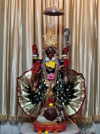 দেবী এখানে পঞ্চমুণ্ডির আসনে প্রতিষ্ঠিতা।