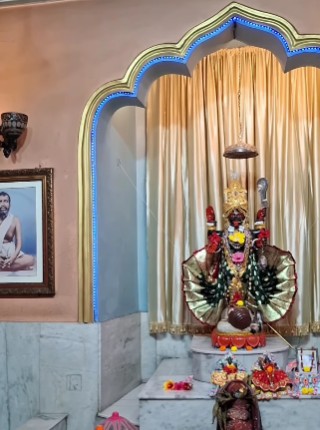 মন্দিরের মূল বিগ্রহটি ঘন কালো কষ্টি পাথরে গড়া। 