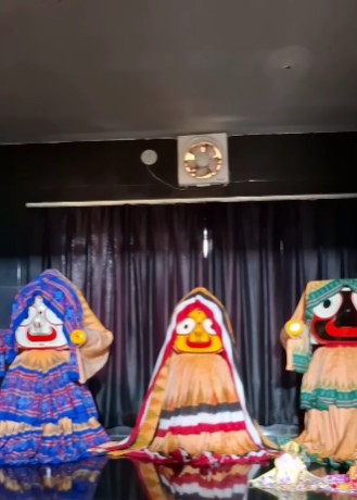 এ ছাড়া, এই মন্দিরেই অধিষ্ঠিত রয়েছেন জগন্নাথ, বলরাম ও সুভদ্রা।